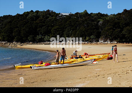 Sea Kayaks am Strand von Anchorage Bay, Abel Tasman National Park, Neuseeland Stockfoto