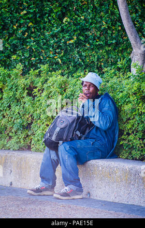 Südafrika - Februar, 22-2013: Nicht identifizierte Arbeiter sitzt auf dem Boden in Südafrika, Feb 22, 2013. Die Menschen in Südafrika haben unterschiedliche Herkunft, Kultur Stockfoto