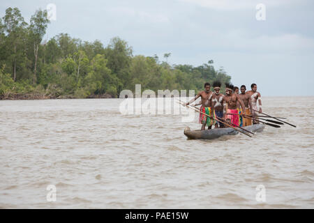 Stammeskriegern, Kanu, Asmat region, westlichen Neuguinea, Papua, Indonesien Stockfoto