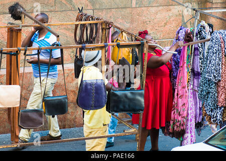 Südafrika - Februar, 22-2013: Nicht identifizierte Frau arbeitet auf dem Markt in Südafrika, Feb 22, 2013. Die Menschen in Südafrika haben unterschiedliche Herkunft, Kultur Stockfoto