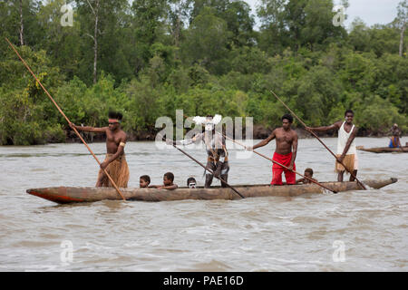 Stammeskriegern, Kanu, Asmat region, westlichen Neuguinea, Papua, Indonesien Stockfoto