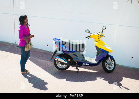 Südafrika - Februar, 22-2013: Nicht identifizierte junge Frau und ihr Fahrrad in Südafrika, Feb 22, 2013. Die Menschen in Südafrika haben unterschiedliche Herkunft, Kultur Stockfoto