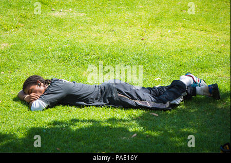 Südafrika - Februar, 22-2013: unbekannter Mann nimmt einen Rest im Park in Südafrika, Feb 22, 2013. Die Menschen in Südafrika haben verschiedene Ursprünge, cul Stockfoto