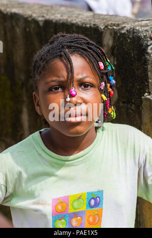 LIBREVILLE, Gabun - Mar 6, 2013: Unbekannter gabunischen Frau mit dreads in Gabun, Mar 6, 2013. Menschen in Gabun Leiden der Armut wegen der instabilen Stockfoto