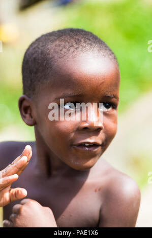 LIBREVILLE, Gabun - Mar 6, 2013: Unbekannter Gabunischen lächelnd kleine Zicklein in Gabun, Mar 6, 2013. Menschen in Gabun Leiden der Armut wegen der instabilen Stockfoto