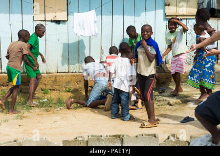 LIBREVILLE, Gabun - Mar 6, 2013: Unbekannter gabunischen Kinder spielen auf der Straße in Gabun, Mar 6, 2013. Menschen in Gabun Leiden der Armut aufgrund der Stockfoto