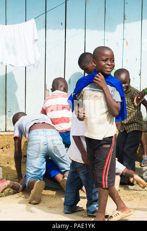LIBREVILLE, Gabun - Mar 6, 2013: Unbekannter gabunischen Kinder spielen auf der Straße in Gabun, Mar 6, 2013. Menschen in Gabun Leiden der Armut aufgrund der Stockfoto