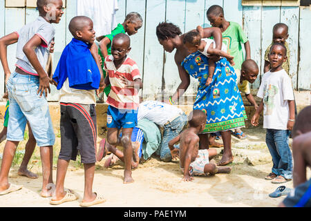LIBREVILLE, Gabun - Mar 6, 2013: Unbekannter gabunischen Kinder spielen auf der Straße in Gabun, Mar 6, 2013. Menschen in Gabun Leiden der Armut aufgrund der Stockfoto