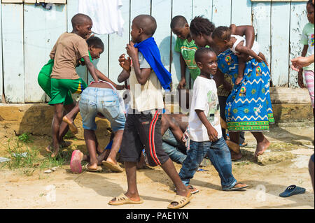 LIBREVILLE, Gabun - Mar 6, 2013: Unbekannter gabunischen Kinder spielen auf der Straße in Gabun, Mar 6, 2013. Menschen in Gabun Leiden der Armut aufgrund der Stockfoto