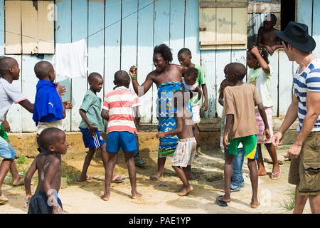 LIBREVILLE, Gabun - Mar 6, 2013: Unbekannter gabunischen Kinder spielen auf der Straße in Gabun, Mar 6, 2013. Menschen in Gabun Leiden der Armut aufgrund der Stockfoto