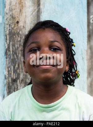 LIBREVILLE, Gabun - Mar 6, 2013: Unbekannter gabunischen Frau Lächeln für die Kamera in Gabun, Mar 6, 2013. Menschen in Gabun Leiden der Armut aufgrund der uns Stockfoto