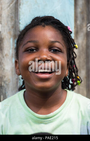 LIBREVILLE, Gabun - Mar 6, 2013: Unbekannter gabunischen Frau Lächeln für die Kamera in Gabun, Mar 6, 2013. Menschen in Gabun Leiden der Armut aufgrund der uns Stockfoto