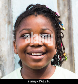 LIBREVILLE, Gabun - Mar 6, 2013: Unbekannter gabunischen Frau Lächeln für die Kamera in Gabun, Mar 6, 2013. Menschen in Gabun Leiden der Armut aufgrund der uns Stockfoto