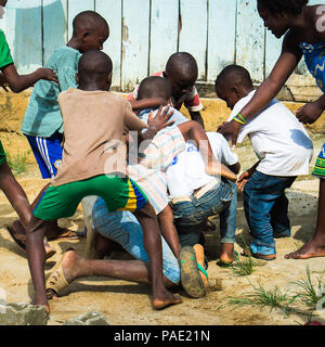 LIBREVILLE, Gabun - Mar 6, 2013: Unbekannter gabunischen Frau versucht den Kampf gegen die Kinder in Gabun, Mar 6, 2013 zu beruhigen. Menschen in Gabun Leiden von Stockfoto