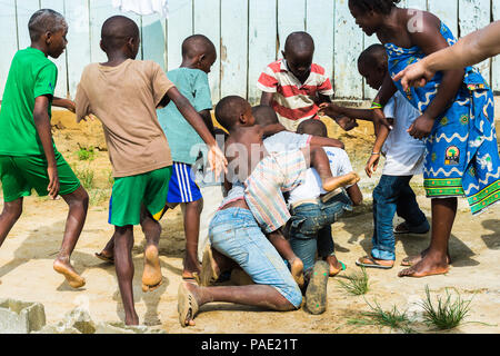 LIBREVILLE, Gabun - Mar 6, 2013: Unbekannter gabunischen Frau versucht den Kampf gegen die Kinder in Gabun, Mar 6, 2013 zu beruhigen. Menschen in Gabun Leiden von Stockfoto