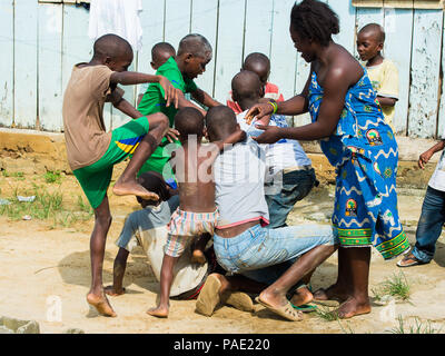 LIBREVILLE, Gabun - Mar 6, 2013: Unbekannter gabunischen Frau versucht den Kampf gegen die Kinder in Gabun, Mar 6, 2013 zu beruhigen. Menschen in Gabun Leiden von Stockfoto