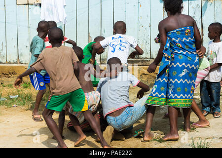 LIBREVILLE, Gabun - Mar 6, 2013: Unbekannter gabunischen Frau versucht den Kampf gegen die Kinder in Gabun, Mar 6, 2013 zu beruhigen. Menschen in Gabun Leiden von Stockfoto