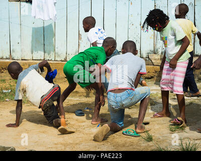 LIBREVILLE, Gabun - Mar 6, 2013: Unbekannter gabunischen Frau versucht den Kampf gegen die Kinder in Gabun, Mar 6, 2013 zu beruhigen. Menschen in Gabun Leiden von Stockfoto