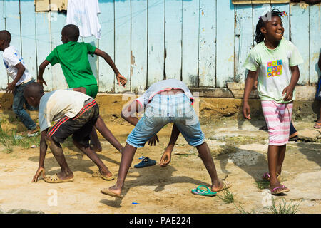 LIBREVILLE, Gabun - Mar 6, 2013: Unbekannter gabunischen Frau versucht den Kampf gegen die Kinder in Gabun, Mar 6, 2013 zu beruhigen. Menschen in Gabun Leiden von Stockfoto