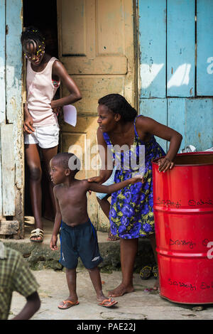 LIBREVILLE, Gabun - Mar 6, 2013: Portrait eines nicht identifizierten Gabunischen Familie auf der Veranda eines Hauses in Gabun, Mar 6, 2013. Menschen in Gabun Leiden von Stockfoto