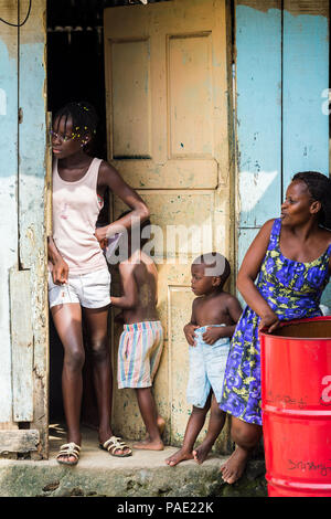 LIBREVILLE, Gabun - Mar 6, 2013: Portrait eines nicht identifizierten Gabunischen Familie auf der Veranda eines Hauses in Gabun, Mar 6, 2013. Menschen in Gabun Leiden von Stockfoto