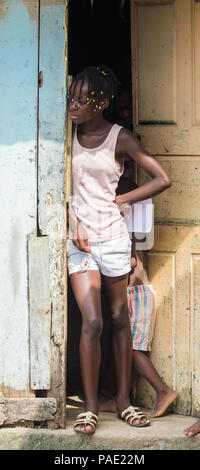 LIBREVILLE, Gabun - Mar 6, 2013: Portrait eines nicht identifizierten Gabunischen Familie auf der Veranda eines Hauses in Gabun, Mar 6, 2013. Menschen in Gabun Leiden von Stockfoto