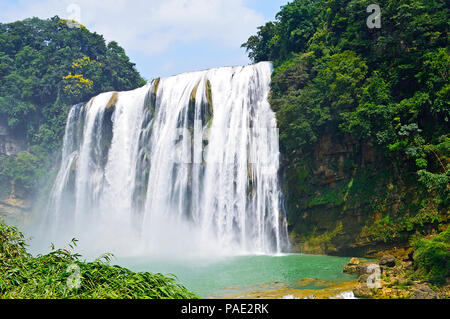 China Yunnan Huangguoshu Wasserfall im Sommer. Einer der größten Wasserfälle in China and East Asia, klassifiziert als AAAAA Scenic Area von China Tourismus Stockfoto