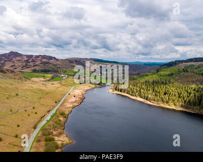 Luftaufnahme von Llynnau Mymbyr sind zwei Seen in Dyffryn Mymbyr, einem Tal, das von dem Dorf Capel Curig zu Pen-y-Gwryd in Snowdonia, n Stockfoto