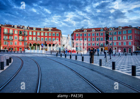 Frankreich, Nizza, Place Massena, dem wichtigsten Platz der Stadt, Blick auf die Brunnen der Sonne (Fontaine du Soleil). Stockfoto