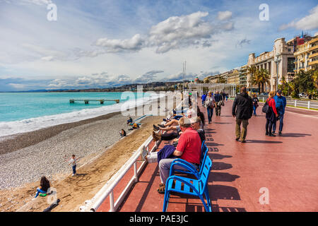 Schöne Stadt in Frankreich, Menschen entspannend auf Promenade des Anglais am Mittelmeer auf Französische Riviera Stockfoto