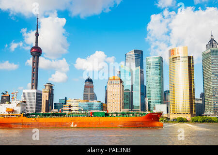 Shanghai, China - 7. August 2016: Shanghai City View mit Oriental Pearl Tower und den Fluss Huangpu Stockfoto