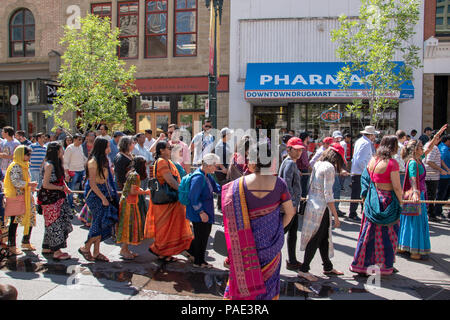 Ziehen Sie den Wagen an Ratha Yatra auf Stephen Avenue, der Innenstadt von Calgary, Alberta, Kanada. Stockfoto