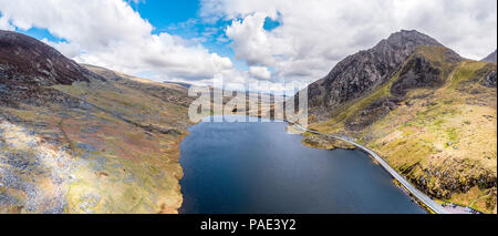 Luftaufnahme von Ogwen Valley mit Llyn Ogwen in Snowdonia, Gwynedd, Wales, UK - Großbritannien, Europa. Stockfoto