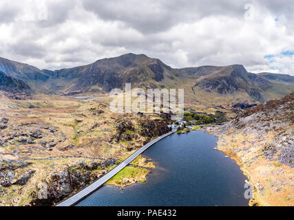 Luftaufnahme von Ogwen Valley mit Llyn Ogwen in Snowdonia, Gwynedd, Wales, UK - Großbritannien, Europa. Stockfoto