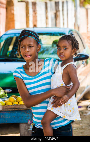 BANJUL, Gambia - Mar 14, 2013: Unbekannter gambischen Frau und ihr kleines Baby auf dem Markt in Gambia, Mar 14, 2013. Menschen in Gambia Leiden von povert Stockfoto