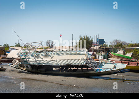 BANJUL, Gambia - Mar 14, 2013: Schiff aus dem Wasser in Gambia, Mar 14, 2013. Große ethnische Gruppe in Gambia ist das mandinka - 42% Stockfoto