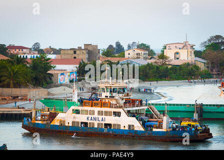 BANJUL, Gambia - Mar 14, 2013: Hafen von Banjul in Gambia, Mar 14, 2013. Menschen in Gambia Leiden der Armut wegen der instabilen wirtschaftlichen Situation Stockfoto