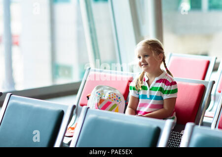 Kinder am Flughafen. Kinder im Flugzeug. Reisen und fliegen mit Kind. Familie an der Ausfahrtschranke. Urlaub und Reisen mit jungen Zicklein. Kleines Mädchen Stockfoto