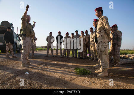 Spanische Soldaten zu Aufgabengruppe 431 zugeordnet, Special Operations Training Command-Iraq, Zug irakische Soldaten in das irakische Sniper School auf camoflage Techniken im Camp Taji, Irak, 6. März 2016 eingeschrieben. Die Soldaten nahmen an Sniper camouflage Ausbildung ihrer grundlegenden Infanterie Fähigkeiten zu verbessern. Die Schulung ist Teil des gesamten Combined Joint Task Force - inhärenten Building Partner Kapazität mission Lösen, die militärische Fähigkeit der irakischen Sicherheitskräfte im Kampf gegen die Islamischen Staat im Irak und der Levante zu erhöhen. (U.S. Armee Foto von SPC. William Lockwood/Freigegeben) Stockfoto