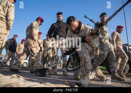 Ein spanischer Soldat zu Aufgabengruppe 431 zugeordnet, Special Operations Training Command-Iraq, montiert ein Scharfschützengewehr für irakische Soldaten in das irakische Sniper School im Camp Taji, Irak, 6. März 2016 eingeschrieben. Die Soldaten nahmen an der sniper Training ihre grundlegenden Infanterie Fähigkeiten zu verbessern. Die Schulung ist Teil des gesamten Combined Joint Task Force - inhärenten Building Partner Kapazität mission Lösen, die militärische Fähigkeit der irakischen Sicherheitskräfte im Kampf gegen die Islamischen Staat im Irak und der Levante zu erhöhen. (U.S. Armee Foto von SPC. William Lockwood/Freigegeben) Stockfoto