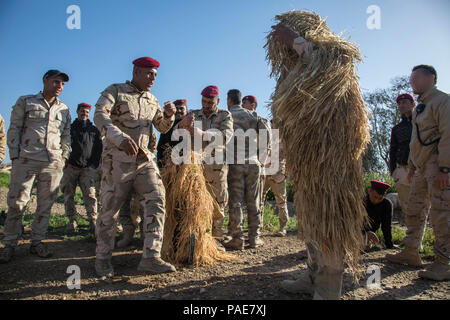 Spanische Soldaten zu Aufgabengruppe 431 zugeordnet, Special Operations Training Command-Iraq, Zug irakische Soldaten in das irakische Sniper School Camouflage Techniken im Camp Taji, Irak, 6. März 2016 eingeschrieben. Die Soldaten nahmen an Sniper camouflage Ausbildung ihrer grundlegenden Infanterie Fähigkeiten zu verbessern. Die Schulung ist Teil des gesamten Combined Joint Task Force - inhärenten Building Partner Kapazität mission Lösen, die militärische Fähigkeit der irakischen Sicherheitskräfte im Kampf gegen die Islamischen Staat im Irak und der Levante zu erhöhen. (U.S. Armee Foto von SPC. William Lockwood/Freigegeben) Stockfoto