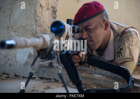 Ein irakischer Soldat eingeschrieben in das irakische Sniper School verbirgt sich in einem Gebäude während der Tarnung Training im Camp Taji, Irak, 6. März 2016. Der Soldat nahm an Sniper camouflage Schulung seiner grundlegenden Infanterie Fähigkeiten zu verbessern. Die Schulung ist Teil des gesamten Combined Joint Task Force - inhärenten Building Partner Kapazität mission Lösen, die militärische Fähigkeit der irakischen Sicherheitskräfte im Kampf gegen die Islamischen Staat im Irak und der Levante zu erhöhen. (U.S. Armee Foto von SPC. William Lockwood/Freigegeben) Stockfoto