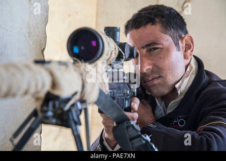 Ein irakischer Soldat eingeschrieben in das irakische Sniper School verbirgt sich in einem Gebäude während der Tarnung Training im Camp Taji, Irak, 6. März 2016. Der Soldat nahm an Sniper camouflage Schulung seiner grundlegenden Infanterie Fähigkeiten zu verbessern. Die Schulung ist Teil des gesamten Combined Joint Task Force - inhärenten Building Partner Kapazität mission Lösen, die militärische Fähigkeit der irakischen Sicherheitskräfte im Kampf gegen die Islamischen Staat im Irak und der Levante zu erhöhen. (U.S. Armee Foto von SPC. William Lockwood/Freigegeben) Stockfoto