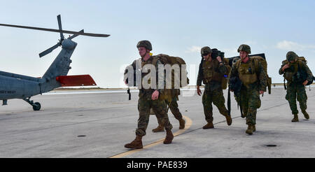 KEY WEST, Florida (Sept. 12, 2017) Marines zugeordnet. bis 26 Marine Expeditionary Unit (MEU) Ankunft in Key West bei der humanitären Hilfe. Das Verteidigungsministerium ist die Federal Emergency Management Agency, die federführende Bundesamt, in denen helfen, die vom Hurrikan Irma Betroffene leiden zu minimieren und als ein Bestandteil des gesamten-von-Reaktion seitens der Regierung. Stockfoto