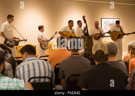 JOHNSON CITY, Tennessee (13. September 2017) Die US-Marine Band Land Aktuelle bluegrass Ensemble führt für Studierende und Lehrende des Bluegrass, Alte Zeit und Land Abteilung Musik an der East Tennessee State University. Educational Outreach ist ein Highlight der nationalen Tour Zeitplan der Marine Band. Stockfoto