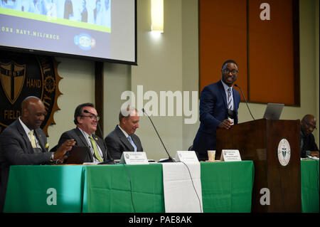 TALLAHASSEE, Fla. (Sep. 21, 2017) Dr. Demetrius Geddis, Associate Professor, Norfolk State University, nimmt an einer Podiumsdiskussion während der Abteilung Marine (DoN) historisch schwarze Hochschulen und Universitäten/Minderheit Institutionen (HBCU/MI) Naval Gelegenheit, das Bewusstsein Workshop an der Florida A&M University. Die DoN HBCU/MI-Programm ist darauf ausgelegt, die Teilnahme von Hbcu/MIs in der Forschung der Marine, Entwicklung, Test und Bewertung (DFÜ & E) Programme und Aktivitäten zu erhöhen. Stockfoto