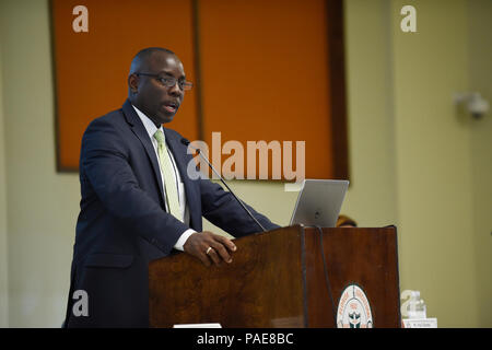 TALLAHASSEE, Fla. (Sep. 21, 2017) Paul Charles, Project Director, Naval Research Laboratory, bietet Erläuterungen bei einem Praktikum während der Abteilung Marine (DoN) historisch schwarze Hochschulen und Universitäten/Minderheit Institutionen (HBCU/MI) Naval Gelegenheit, das Bewusstsein Workshop an der Florida A&M University. Die DoN HBCU/MI-Programm ist darauf ausgelegt, die Teilnahme von Hbcu/MIs in der Forschung der Marine, Entwicklung, Test und Bewertung (DFÜ & E) Programme und Aktivitäten zu erhöhen. Stockfoto