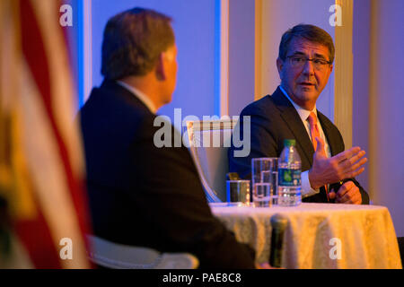 Verteidigungsminister Ash Carter beantwortet Fragen während eines Gesprächs am Kamin im Eisenhower Award Dinner des Center for the Study of the Presidency and Congress in Washington, D.C. am 23. März 2016. Die Diskussion umfasste die Führung in der nationalen Sicherheit, die strategische Verteidigungsplanung und die Programme des Verteidigungsministeriums. Zu den Teilnehmern zählten hochrangige Beamte, Militärführer und angesehene Gäste. Die Veranstaltung beleuchtet die Auszeichnung, den politischen Dialog, die strategische Führung und zeremonielle Praktiken in der US-Verteidigungsgemeinschaft. Stockfoto