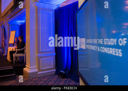Verteidigungsminister Ash Carter beantwortet Fragen während eines Gesprächs am Kamin mit Mike Rogers beim „Center for the Study of the Presidency and Congress Eisenhower Award Dinner“ am 23. März 2016. Carter erhielt den Eisenhower Award für die Führung in nationalen Sicherheitsangelegenheiten. Auf der Veranstaltung standen Diskussionen über Verteidigungspolitik, strategische Führung, militärisches Engagement und Anerkennung des Dienstes in der nationalen Sicherheits- und Verteidigungsstrategie. Stockfoto