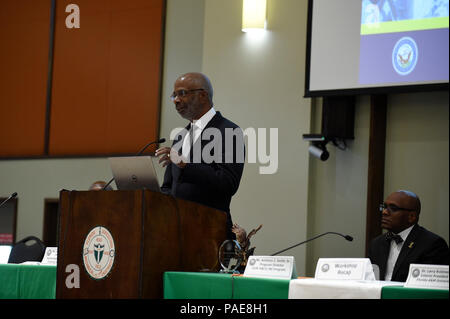 TALLAHASSEE, Fla. (Sep. 22, 2017) Dr. Larry Robinson, der interimspräsident, Florida A&M University (FAMU), begrüßt die Teilnehmer der Abteilung Marine (DoN) historisch schwarze Hochschulen und Universitäten/Minderheit Institutionen (HBCU/MI) Naval Gelegenheit, das Bewusstsein Workshop an der FAMU. Die DoN HBCU/MI-Programm ist darauf ausgelegt, die Teilnahme von Hbcu/MIs in der Forschung der Marine, Entwicklung, Test und Bewertung (DFÜ & E) Programme und Aktivitäten zu erhöhen. Stockfoto